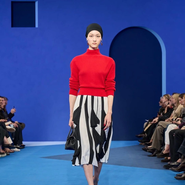 Lanvin возвращает синий цвет — фирменный оттенок Дома Lanvin возвращает синий цвет — фирменный оттенок Дома