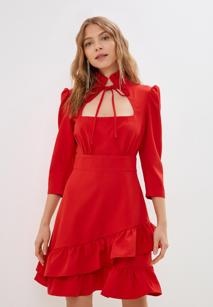 Красное мини-платье с рюшами и вырезом на груди