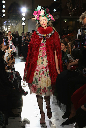 Аристократичное Рождество: виконтесса Уэймут и леди Китти Спенсер в праздничном шоу Dolce & Gabbana