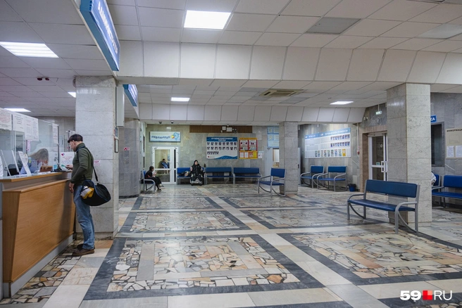 Пол в холле выложен мрамором, здесь стоят лавочки, чтобы можно было удобно сменить обувь. На стенах&nbsp;— доска почета, информация о тренерах и пожарной безопасности | Источник: Тимофей Калмаков / 59.RU