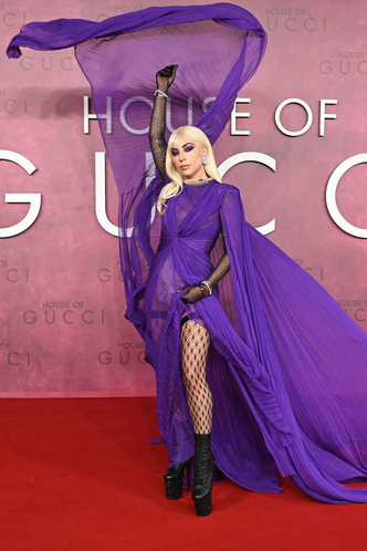 Фото №1 - Все лучшее сразу: Леди Гага в летящем шифоне, сетчатых колготках, прозрачных перчатках и ботильонах на головокружительной платформе