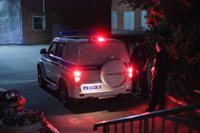 В ходе погрома досталось полицейской машине | Источник: Евгений Софийчук / NGS55.RU