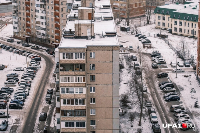 Куча машин по обе стороны дома | Источник: Булат Салихов / UFA1.RU