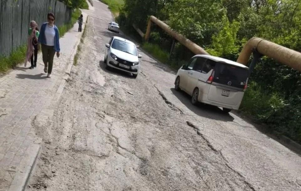 «Тысячи человек отрезаны от инфраструктуры». В Краснодаре маршрутки перестали заезжать в ЖК из-за разбитой дороги