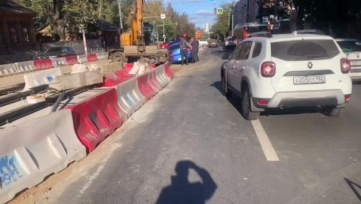 В центре Нижнего на полуперекрытой улице Белинского случилось ДТП. Пострадал человек