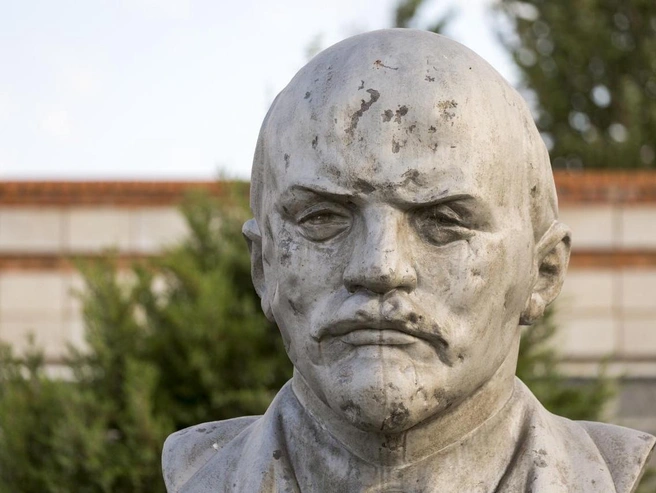 Жители Наримана видят Ленина печальным | Источник: Константин Завриков