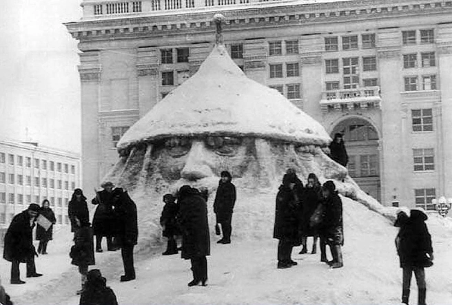 Конструкция имела четыре лица и, соответственно, четыре открытых рта, откуда начинались горки. | Источник: kemerovo_adm / Vk.com