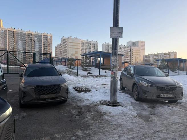 Mazda стоит на газоне у детского сада на Наркома Малышева, 1 («Академ») | Источник: читатель 74.RU