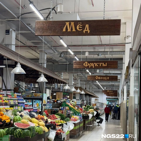 Рынок выглядит довольно презентабельно. Здесь чистые полы и красивые витрины, за которыми тщательно следят продавцы | Источник: Полина Шевчукова / NGS22.RU