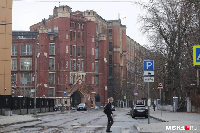 Пока здание Электрозавода еще стоит, но на его месте столичные власти собираются построить многоэтажки | Источник: Дмитрий Толстошеев / MSK1.RU