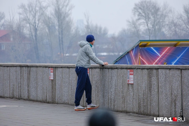 Наблюдает за плывущим льдом | Источник: Булат Салихов / UFA1.RU