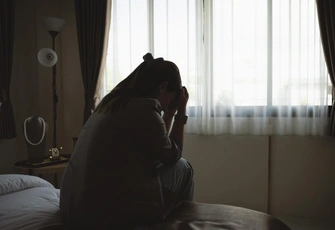 «У нас пятеро детей. Муж не работает, употребляет вещества и не выпускает меня из дома»
