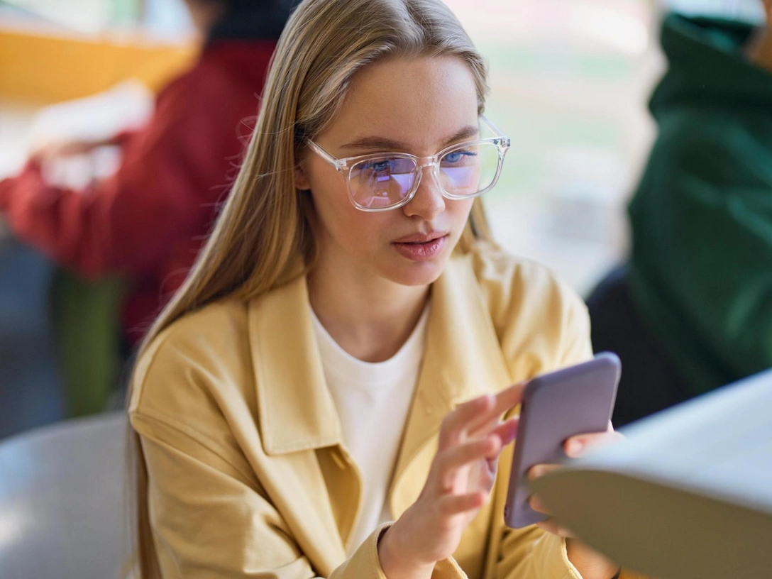 Тест: кто вы в душе — зумер, миллениал, икс или бумер? | marieclaire.ru