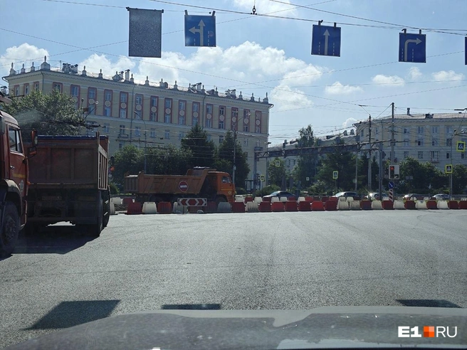 Перекресток Космонавтов — Машиностроителей перекрыли | Источник: читатель E1.RU