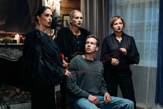 В сериале три самозванки обманывают людей, называя себя медиумами | Источник: канал СТС