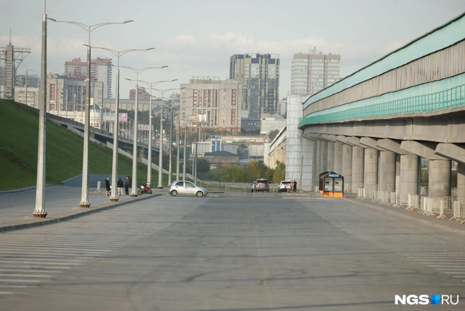 На «Спортивной» по вечерам пустые парковки | Источник: Андрей Бортко / NGS.RU