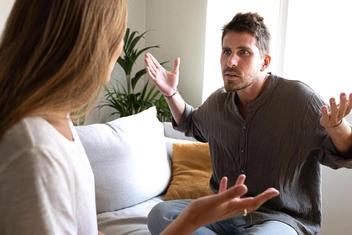 «Во время ссоры муж вспоминает все застарелые обиды, а потом молчит неделями. Я разрываюсь на кусочки»