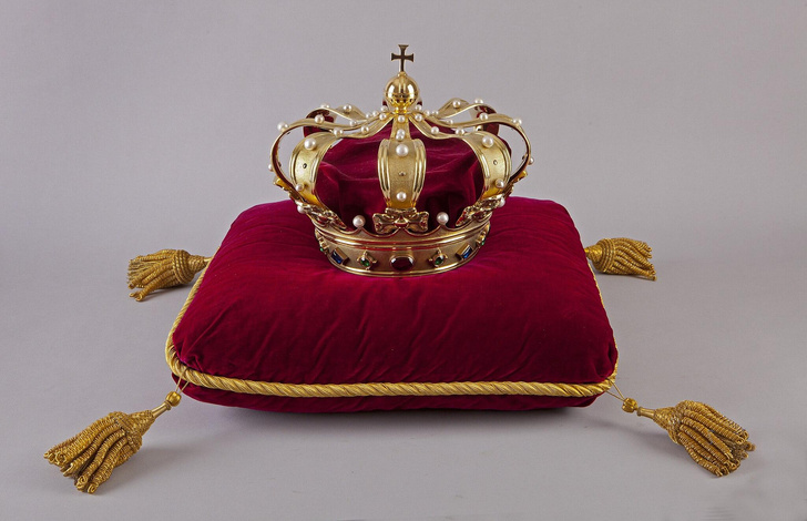 Драгоценные символы королевской власти: посмотрите на 14 корон современных монархий