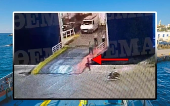 Прямо под винты: экипаж парома в Греции столкнул опоздавшего пассажира в море