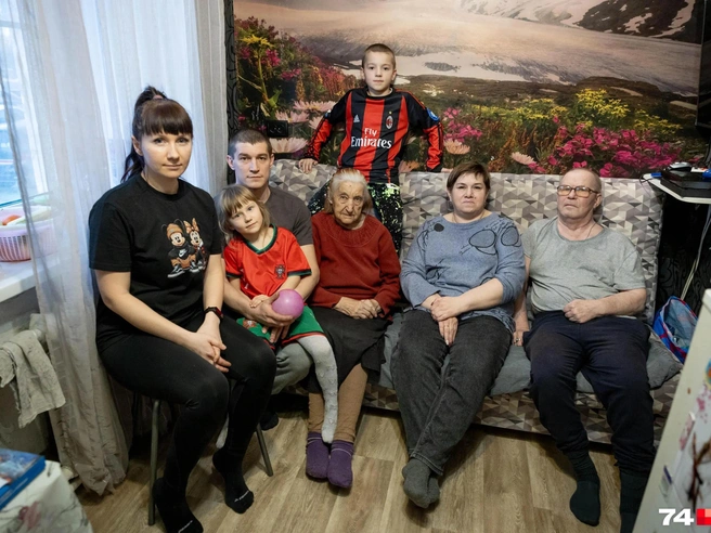 Сергей Попов (справа), оставшийся без сбережений на квартиру, проживает у родственников | Источник: Наталья Лапцевич