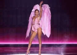 Джиджи Хадид передала «привет» Тейлор Свифт прямо с подиума шоу Victoria’s Secret