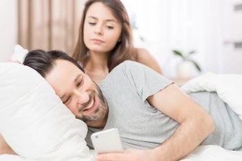 «Я в браке, но у меня не пропадает желание общаться с другими девушками. Почему?»