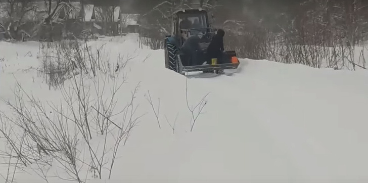 В Тверской области лежачего больного вывозили в ковше трактора из-за застрявшей в снегу скорой