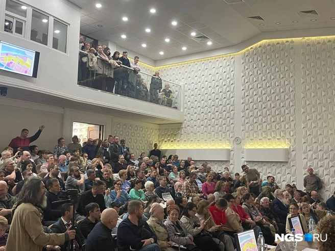 Новосибирцы стояли в проходах, поднимались на сцену и садились на пол, некоторые пробрались на балкон | Источник: Елизавета Горячева / NGS.RU