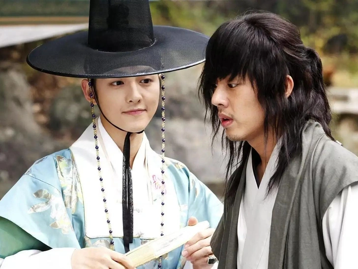 Сон Джун Ки в роли Гу Ён Ха | Источник: Кадр из дорамы «Скандал в Сонгюнгване»