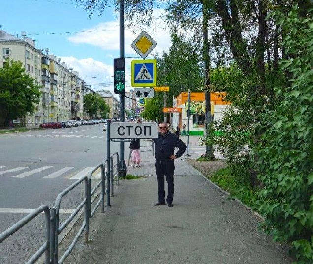 Знак стоял на пересечении Коммуны и Володарского. После скандала его заменили на вертикальный. Теперь это разрешено официально | Источник: читатель 74.RU