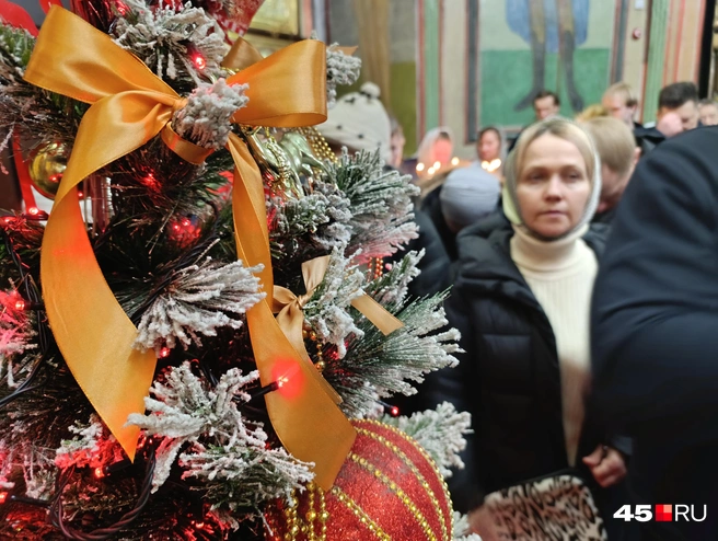 Украшением собора занимались православные волонтёры и храмовые служащие | Источник: Надежда Тихомирова / 45.RU