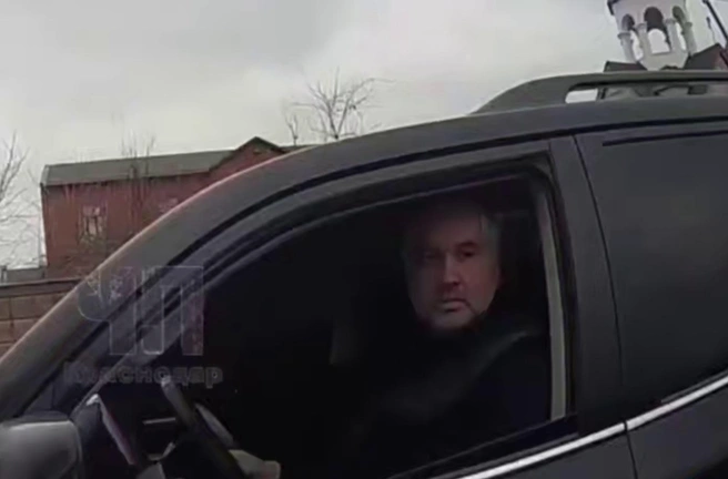 Бывший полицейский напал на журналистов в Верховном суде Адыгеи | Источник: «ЧП Краснодар» / T.me