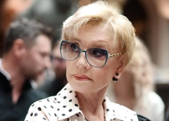 Вера Алентова, Виктория Исакова, Александра Урсуляк на сборе труппы Театра Пушкина