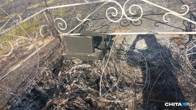 От пожара на могиле обрушилось надгробие | Источник: очевидец