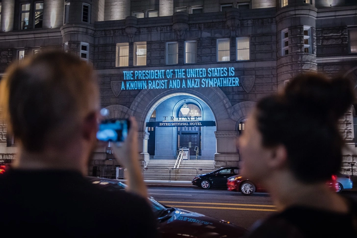 Трансляция в прямом эфире видео протеста против администрации Трампа тысячам людей в Periscope и Twitter, август 2017 г.