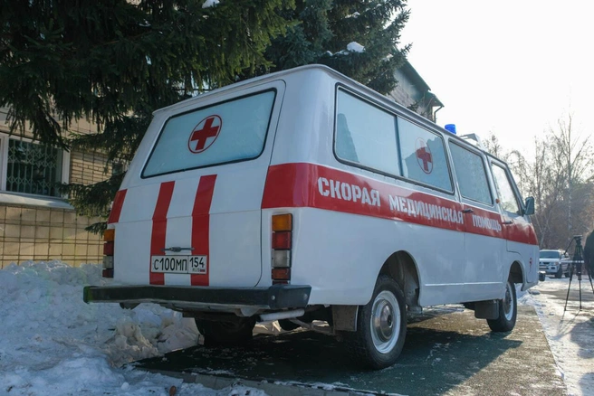 Машину поставили рядом со станцией скорой помощи | Источник: zdrav.nso.ru