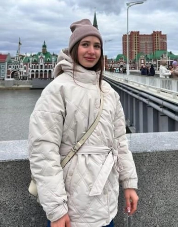 Обычная девушка, и не скажешь, что живет в подъезде | Источник: _miracle_id / Instagram (экстремистская организация, деятельность запрещена на территории РФ)