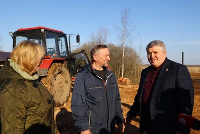 Губернатор Дронов посетил фермерское хозяйство в Кленовце