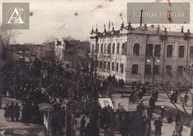 Данная фотография датируется 1946 годом. На ней мы видим колонну демонстрантов на праздновании 1 мая | Источник: Комитет по делам архивов Курганской области / Автор съемки С. Чирков.