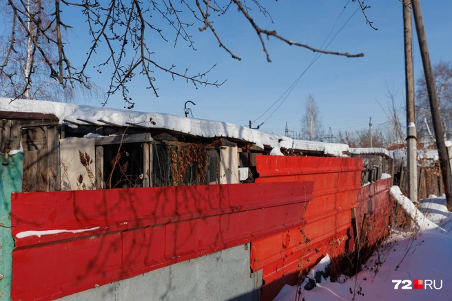 До 2025 года в одном из вагонов жила старушка. Но ее дом сгорел и она переехала к родственникам  | Источник: Ирина Шарова / 72.RU 