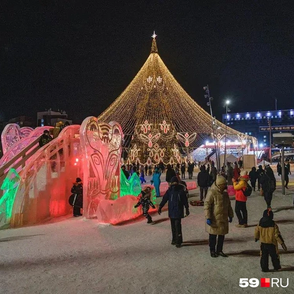 Городок на эспланаде светится всеми цветами | Источник: Тимофей Калмаков / 59.RU