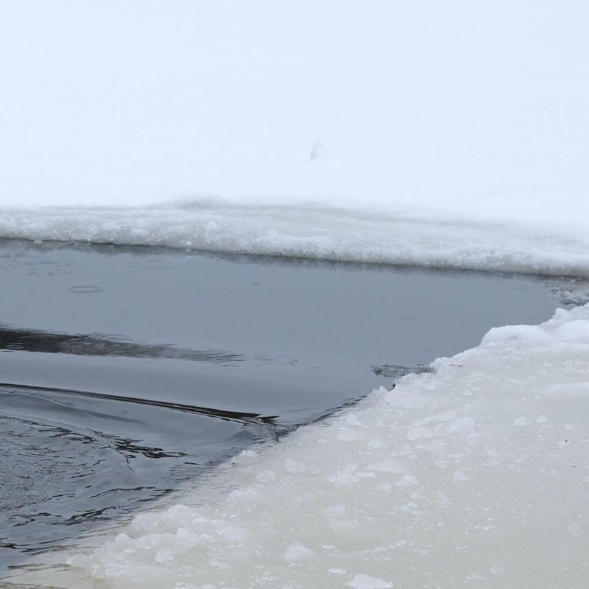 Отец из Сургута окунул годовалого ребенка в ледяную прорубь