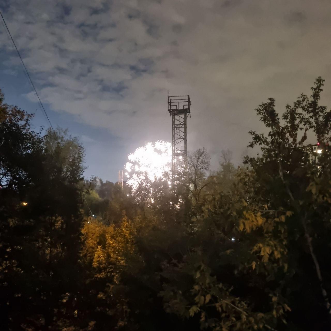 «Как ни в чем не бывало прогремел салют». В парке на северо-западе Москвы во время фаер-шоу рухнула…