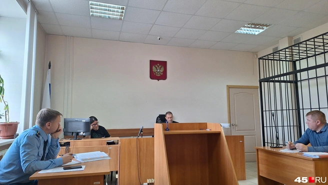 В Курганском городском суде продолжили рассматривать дело бывшего руководителя «Курганавтодора» Александра Гонцова | Источник: Александр Лисихин / 45.RU