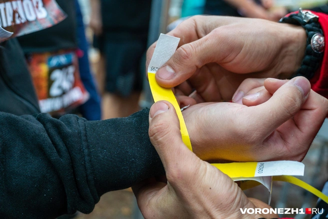 Участникам надевали яркие браслеты и клеили порядковые номера | Источник: Дмитрий Волгин / Voronezh1.ru