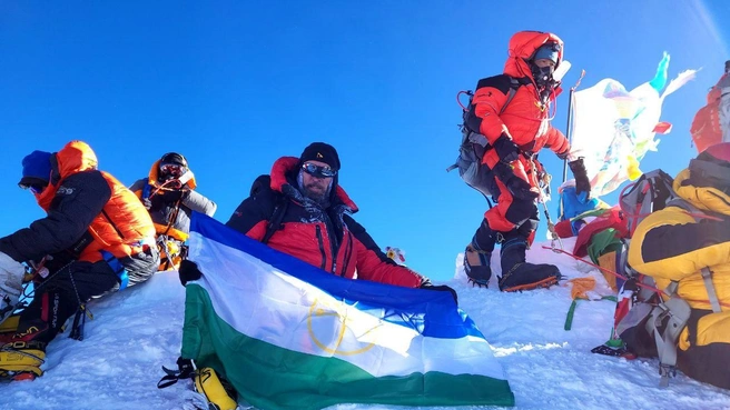 Флаг Башкирии впервые оказался на вершине мира | Источник: Belkin online Everest 2022 / Telegram