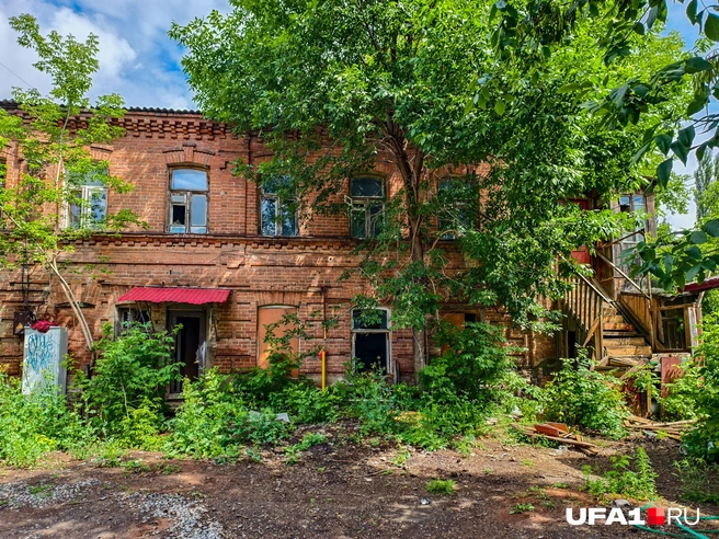 А рядом красивое кирпичное здание | Источник: Булат Салихов / UFA1.RU