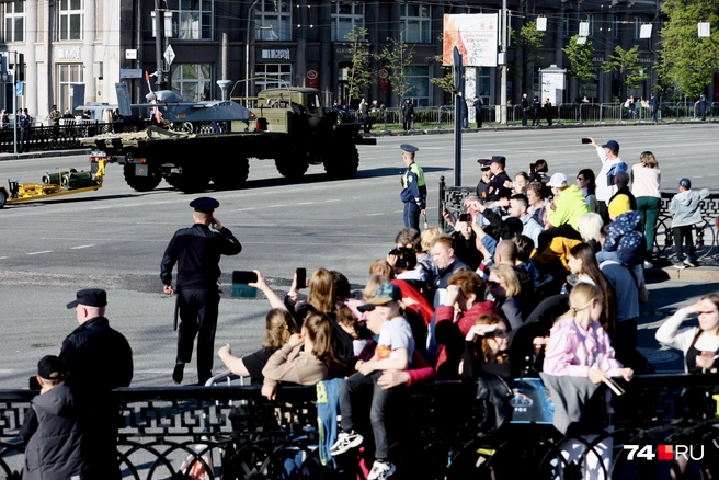 Смотрите, сколько желающих поглазеть на военную технику | Источник: Наталья Лапцевич