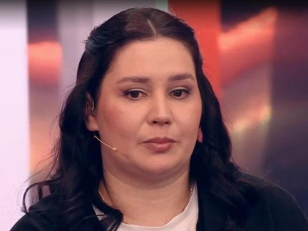 Родившая в 11 лет Валя Исаева избила 21-летнюю дочь Амину в студии «Пусть говорят»