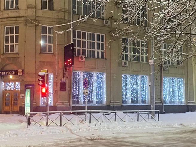 Часть тротуаров пока не расчищена. | Источник: Анастасия Хрипушина/NGS.RU